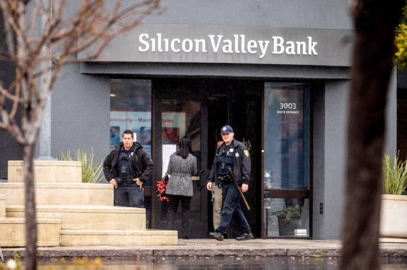 A police officer at the Silicon Valley Bank office in Santa Clara, Calif., last Friday.  /AFP
