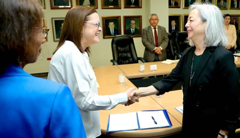 El Salvador's Foreign Minister Alexandra Hill with US officials. /U.S. Embassy