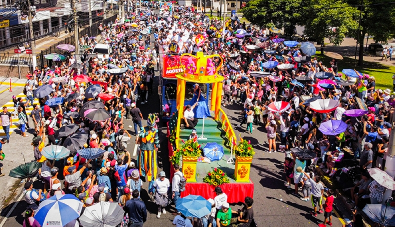 Desfile del Comercio en San Salvador. Cortesía.