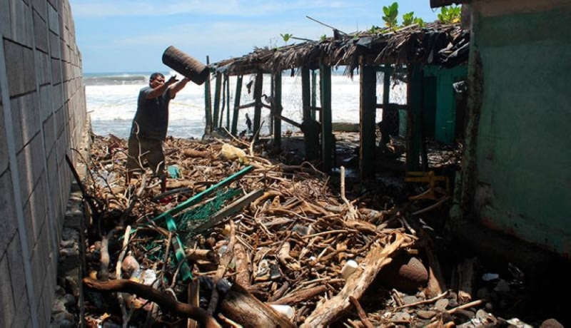 La correntada dejó basura y madera en las viviendas afectadas. / Emerson del Cid