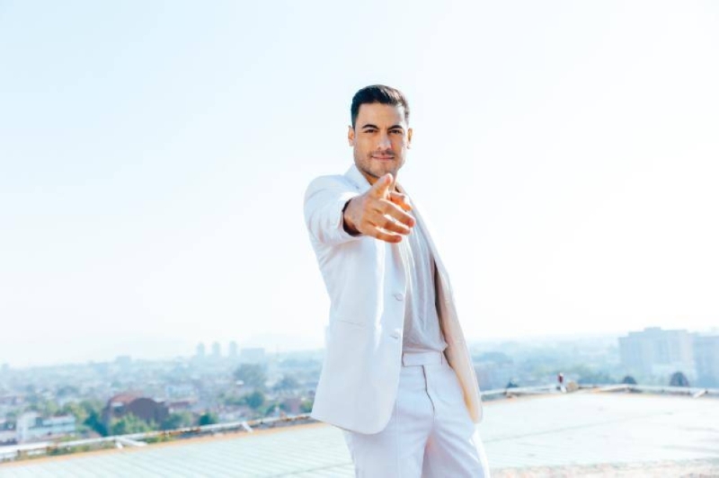 Carlos Rivera reveals himself as a protective and passionate lover in his new song.