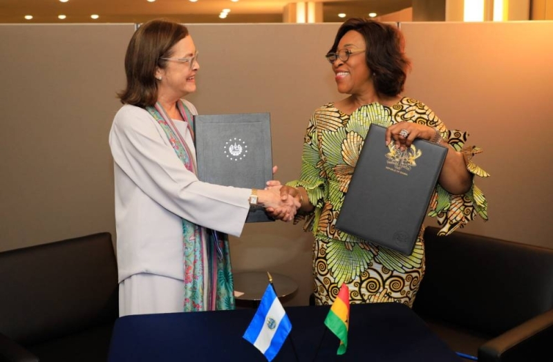 Foreign Minister Alexandra Hill and Ghanaian Foreign Minister Shirley Ayoko Botchway. 