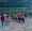Personas en la Laguna de Alegría, Usulután, observan las labores para recuperar el cuerpo de un ahorgado.