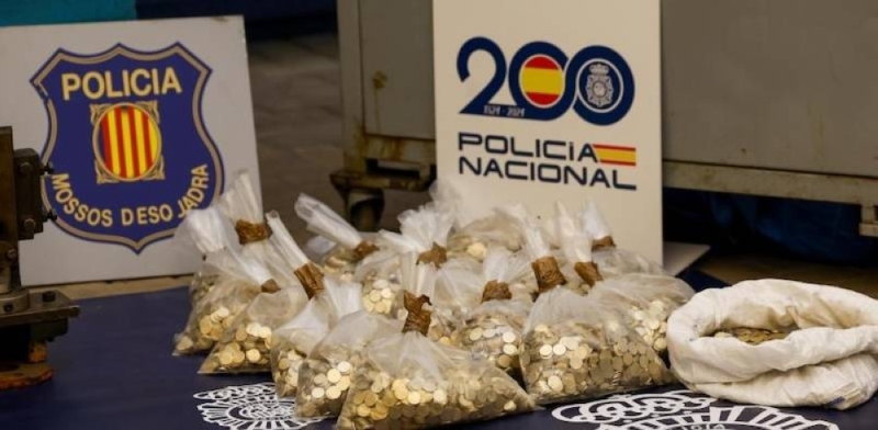 Foto de la Policía Nacional de España con la incautación de monedas falsas de dos euros.