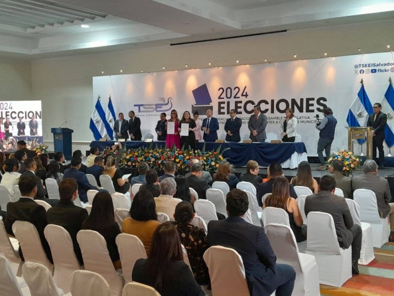 El TSE entrega los documentos que acreditan a 40 nuevos funcionarios salvadoreños que trabajarán en el Parlacen. / V. Crespín.