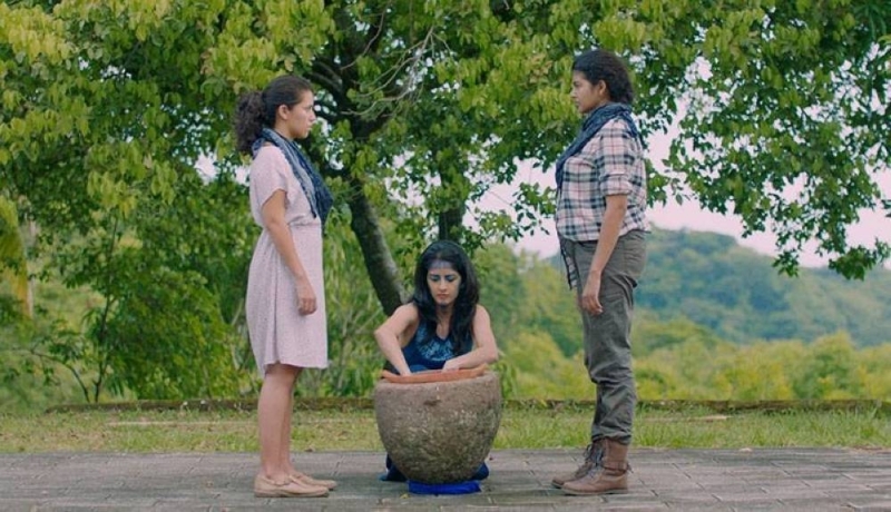 Emy Mena, Larissa Maltez y Lilibeth Rivas dramatizan escenas del documental, que fue grabado en El Salvador en 2022.