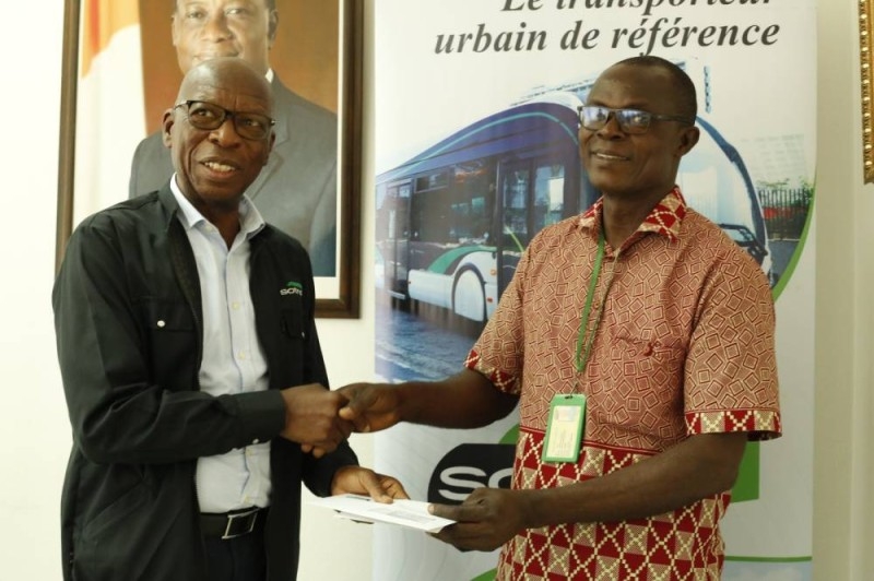 L'un des agents de la Sotra (à droite) recevant les félicitations de son directeur général, Méité Bouaké. (Dr)