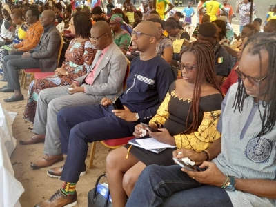 Don de livre à la bibliothèque de l'Epp Habitat Abobo