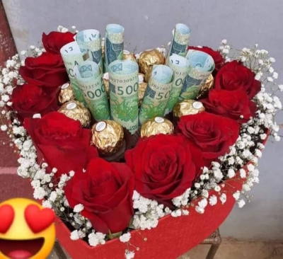 Le bouquet est composé de fleurs et de billets. Ph:DR