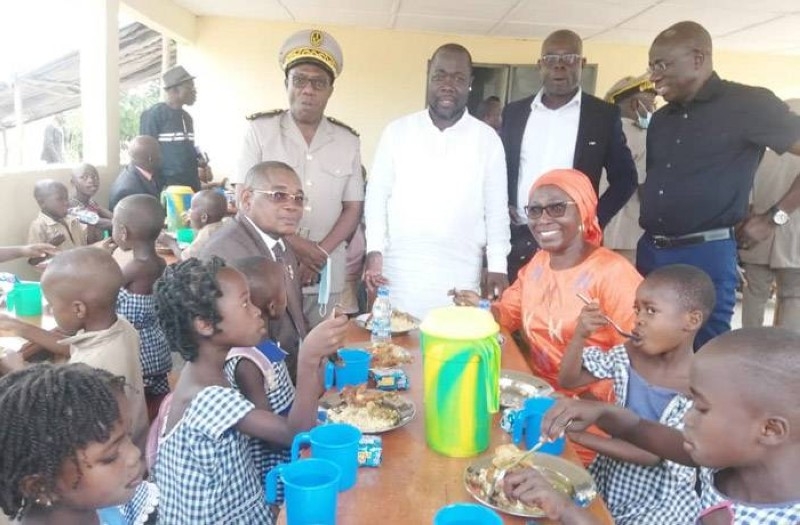 La Première dame Dominique Ouattara a également offert les 245 premiers repas de la cantine aux élèves. (Ph: Dr)