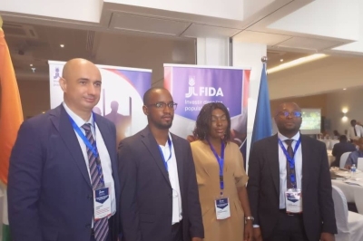 Radu Damianov (1er à partir de la gauche) et les jeunes experts financiers du FIDA