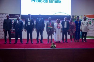 Photo de famille des officiels de la deuxième édition du Forum Pls (Dr)