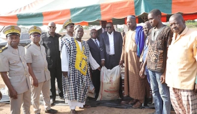 Des réfugiés recevant symboliquement des vivres. (Ph: Julien Monsan)