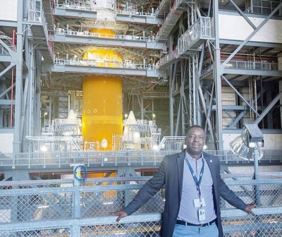 Dr Ousmane Diallo devant la fusée SLS, la plus puissante testée avec succès qui ouvrira les portes de la Lune et Mars à l'être humain. (Ph: Dr)