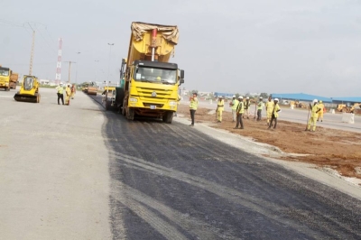 Sur le site, tout bouge afin de respecter le délai fixé (Photo Véronique Dadié)