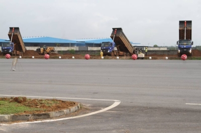 Les machines sur la place de l’indépendance sur l'autoroute (Photo Véronique Dadié)
