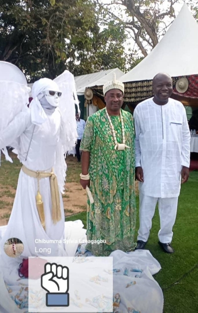 Sa Majesté  Emmanuel Ikechukwu Chukwuma (au centre) en compagnie d'Albert Toikeusse Mabri. (Ph: Dr)