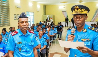 Le responsable pédagogique, médecin commissaire Akabrou (à gauche), recevant les félicitations du représentant du directeur général de police, le Contrôleur général de police Adama Ouattara. (Ph: DGPN)