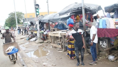 Les accotements sont tous occupés en ce moment, rendant le passage des piétons difficile. (Ph: Poro Dagnogo)
