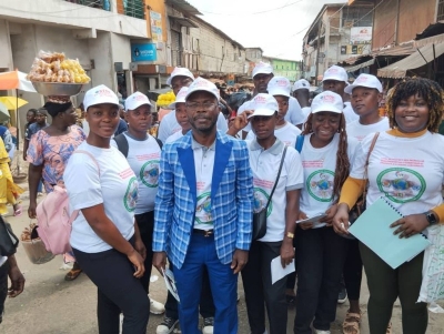 Marcellin Doh et des membres de son équipes au marché de Roxy. (DR)