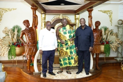 Les Présidents ivoirien et ghanéen autour du roi des Ashanti. (DR)
