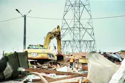 Les engins de destruction encore a? l’œuvre le lundi. (Ph: Sébastien Kouassi)