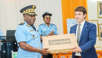 Le diplomate Mathias Klein remettant symboliquement un équipement informatique. (Ph: DGPN)