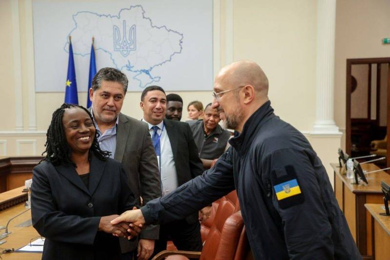IN WAR ZONE: Ukraine's Prime Minister Denys Shmyhal welcomes African journalists in his office in Kyiv (Pic. MFA, Ukraine)