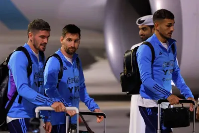 Argentina&#039;s forward Lionel Messi and teammates arrive at the Hamad International Airport. (Photo by Odd ANDERSEN / AFP)