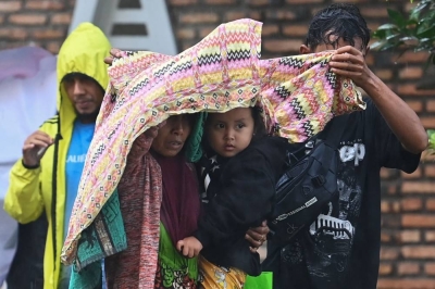 Para penyintas gempa bumi Indonesia yang menewaskan 268 orang telah memohon makanan dan air.  (AFP)