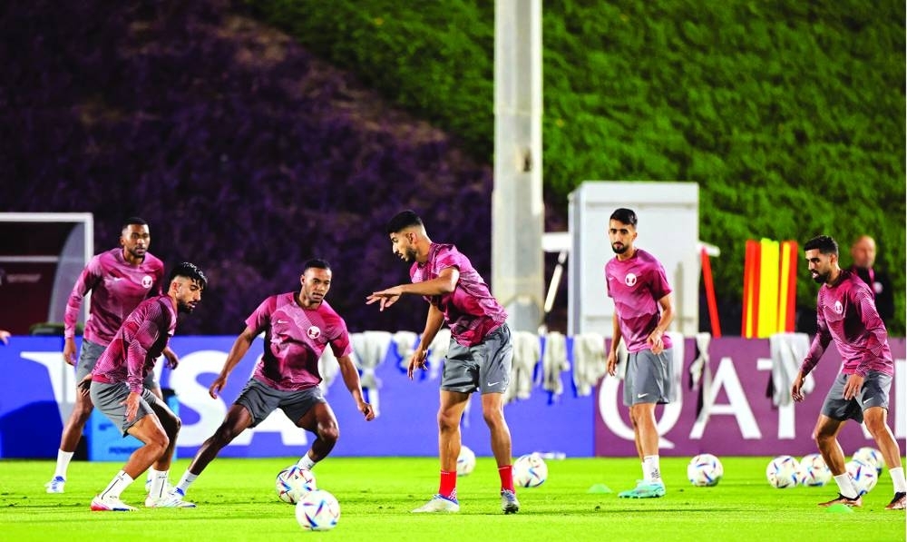 Qatar's players take part in a training session at Aspire Training Site in Doha on November 24, 2022, on the eve of the Qatar 2022 World Cup football match between Qatar and Senegal. (Photo by KARIM JAAFAR / AFP)