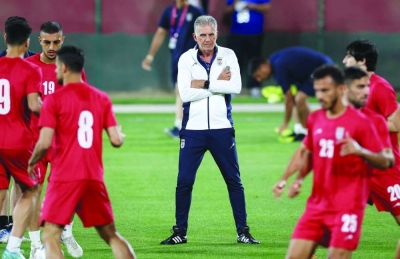 Gestern leitete der Trainer der portugiesischen Nationalmannschaft des Iran, Carlos Queiroz, eine Trainingseinheit im Al-Rayyan-Club im Al-Rayyan-Viertel in Doha. Gestern leitete der Trainer der portugiesischen Nationalmannschaft des Iran, Carlos Queiroz, eine Trainingseinheit im Al-Rayyan-Club im Al-Rayyan-Viertel in Doha.