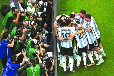 يلتقط المصورون النجم الأرجنتيني ليونيل ميسي وهو يحتفل بهدف مع زملائه في كأس العالم 2022 لكرة القدم في المجموعة الثالثة بين الأرجنتين والمكسيك في استاد لوسيل.  وكالة فرانس برس يلتقط المصورون صوراً للنجم الأرجنتيني ليونيل ميسي وهو يحتفل بهدف مع زملائه في كأس العالم 2022 لكرة القدم في المجموعة الثالثة بين الأرجنتين والمكسيك على استاد لوسيل.  وكالة فرانس برس
