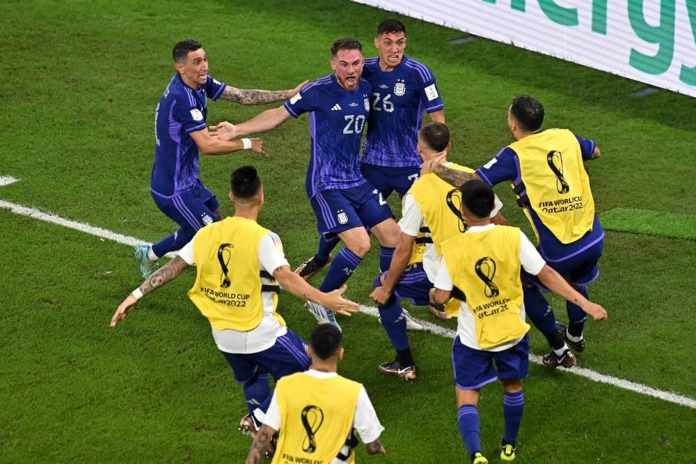 Argentina&#039;s midfielder Alexis Mac Allister (C) celebrates with teammates after scoring his team&#039;s first goal against Poland.