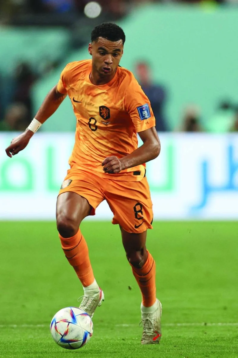 Netherlands' forward #08 Cody Gakpo runs with the ball during the Qatar 2022 World Cup round of 16 football match between the Netherlands and USA at Khalifa International Stadium in Doha on December 3, 2022. (Photo by Adrian DENNIS / AFP)