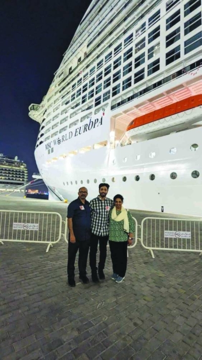 Anoop John avec ses parents au port de Doha. Anoop John avec ses parents au port de Doha.
