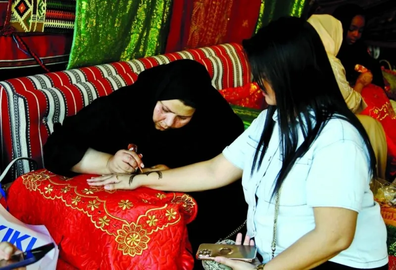 A henna artist at work