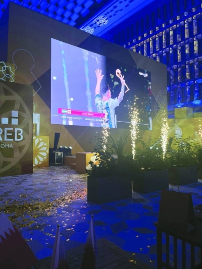 Berbagai acara menyatukan keluarga dan tamu dari semua latar belakang budaya untuk merayakan Hari Nasional serta penutupan Piala Dunia. Berbagai acara menyatukan keluarga dan tamu dari semua latar belakang budaya untuk merayakan Hari Nasional serta penutupan Piala Dunia.