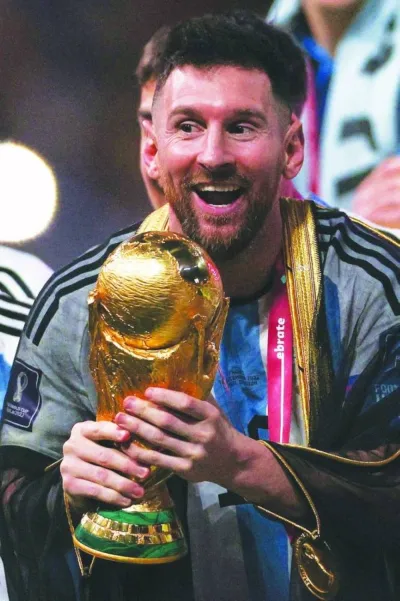 Messi with bisht holding World Cup.