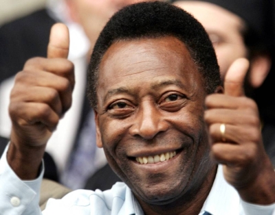 Pele gives the thumbs-up at the stadium of Skoda Xanthi FC in Xanthi, Greece May 12, 2005. REUTERS