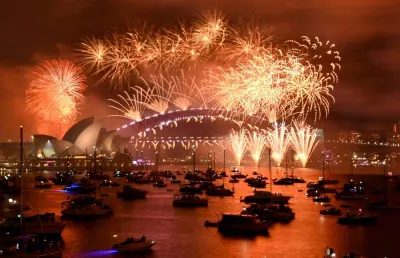 Fireworks explode over Sydney Harbour during the New Year&#039;s Eve celebrations in Sydney, Australia, January 1, 2023. REUTERS