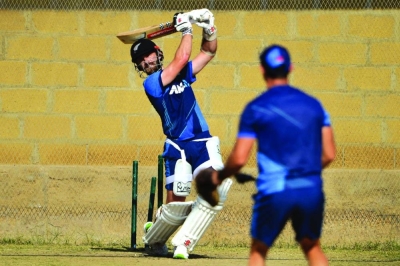 Kane Williamson din Noua Zeelandă bat în timpul unui antrenament în ajunul celui de-al doilea Test împotriva Pakistanului, pe Stadionul Naţional din Karachi, ieri.  (AFP)