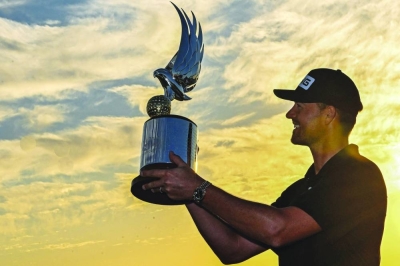 الفرنسي فيكتور بيريز يقف مع الكأس بعد فوزه في الجولة الأخيرة من بطولة أبوظبي HSBC أمس في ملعب ياس لينكس للجولف في أبوظبي ، عاصمة الإمارات العربية المتحدة. (أ ف ب) الفرنسي فيكتور بيريز يقف مع الكأس بعد فوزه في الجولة الأخيرة من بطولة أبوظبي HSBC أمس في ملعب ياس لينكس للجولف في أبوظبي ، عاصمة الإمارات العربية المتحدة. (أ ف ب)