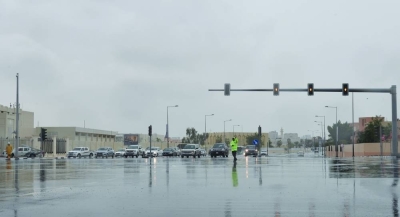 Un agent de la circulation dirigeait des véhicules à l'intersection de Doha hier lorsque les signaux ont été temporairement désactivés en raison de la pluie.  Photo: Shaji Kayamkulam