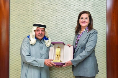 QBA Chairman HE Sheikh Faisal bin Qassim al-Thani presenting a token of recognition to Dr Hala el-Saeed, Egypt’s Minister of Planning and Economic Development.