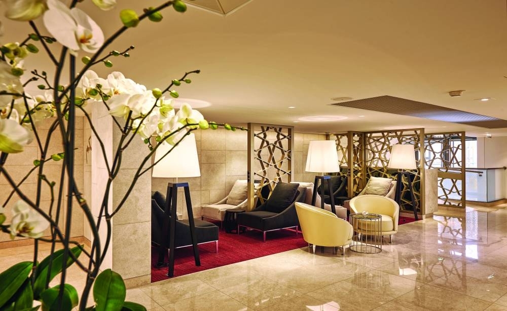 At more than 1,000 square metres, the Qatar Airways Premium Lounge at Paris-Charles de Gaulle offers Qatar Airways First and Business Class passengers a sophisticated, modern and spacious environment in which to relax and commence their five star journey experience.