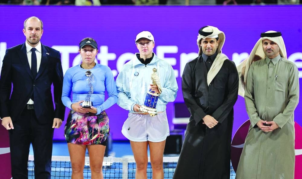Poland’s Iga Swiatek poses with the winner’s trophy alongside runners-up Jessica Pegula of the US and Qatar Tennis Federation president Nasser al-Khelaifi on the centre court at Khalifa Tennis and Squash Complex in Doha yesterday. Tournament Director Saad al-Mohannadi and TotalEnergies EP Qatar Managing Director Matthieu Bouyer were also present. PICTURE: Noushad Thekkayil