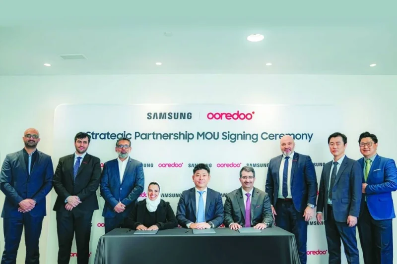 Ooredoo, Samsung and Starlink officials signing the tripartite agreement at MWC in Barcelona.