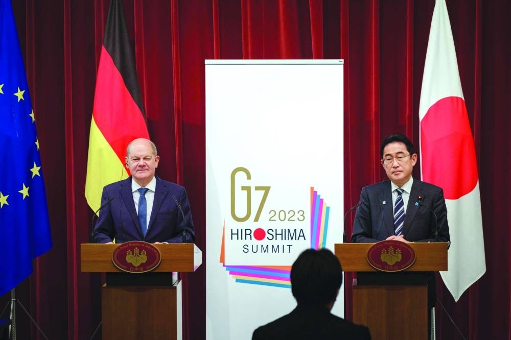
German Chancellor Olaf Scholz and Japan’s Prime Minister Fumio Kishida attend a press conference after a summit meeting at the prime minister’s official residence in Tokyo yesterday.