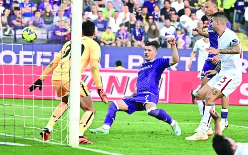 Fiorentina’s Luka Jovic (centre) scores against Roma during the Serie A match on Saturday.